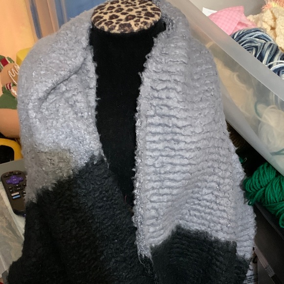 Black and Gray Textured Shawl (M-L-XL) - Picture 4 of 6